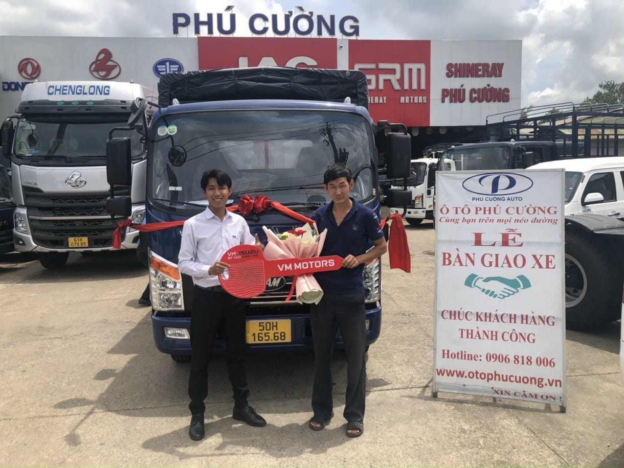 Xe tải Veam 1.5 tấn màu xanh dương đang đỗ, minh họa thiết kế nhỏ gọn giúp xe dễ dàng di chuyển trong nội thành