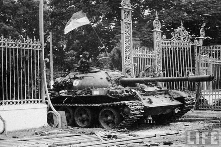 Xe tăng T-59 số hiệu 390 oai hùng tiến vào Dinh Độc Lập sau khi húc đổ cổng chính, ghi dấu khoảnh khắc lịch sử ngày 30/4/1975.