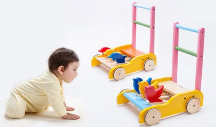 Xe tập đi gỗ hình con gà nhiều màu sắc hỗ trợ bé những bước đi đầu tiên.