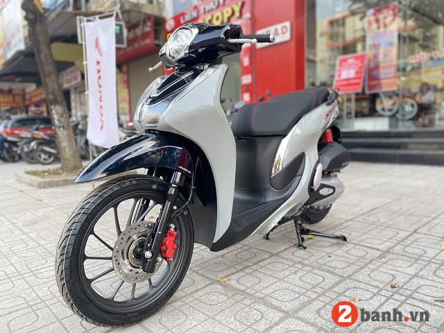 Xe tay ga SH Mode màu xanh di chuyển trên đường phố, minh họa độ cao yên xe sh mode trong môi trường đô thị.