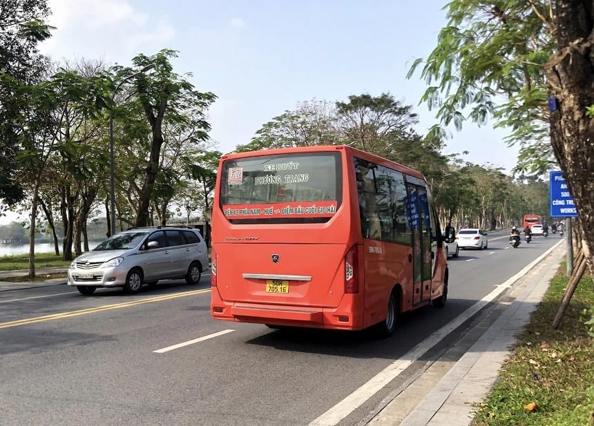 Hành khách dễ dàng đón xe buýt tại các điểm dừng quan trọng