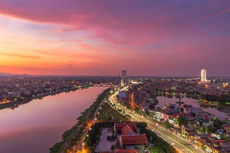 Hành khách di chuyển bằng xe buýt 08 Hà Nam – Hưng Yên trong giờ cao điểm