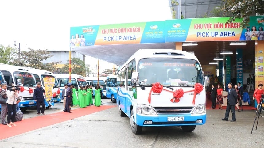 Xe buýt Đà Nẵng - Huế đời mới với màu sắc đặc trưng, sẵn sàng phục vụ hành khách tại bến xe.