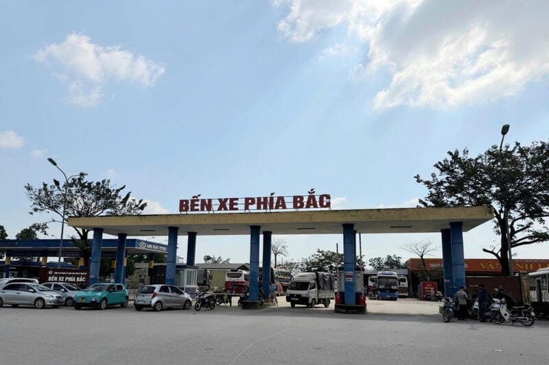 Bến xe nằm ở số 1A đường Nguyễn Chí Thanh, phường Nam Ngạn, Thanh Hóa