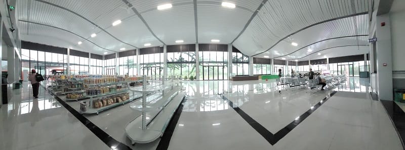 Khu vực quầy vé tại bến xe khách Bình Minh rộng rãi, hiện đại