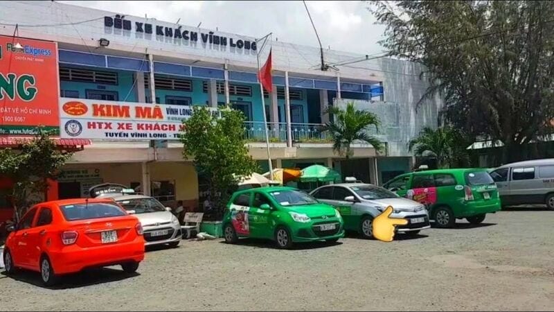 Tại bến xe khách Vĩnh Long có nhiều xe khách và tuyến xe bus hoạt động liên tục