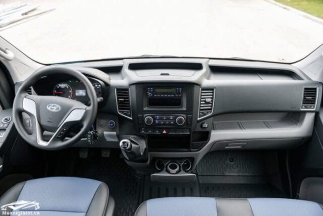 Bảng taplo xe Hyundai Solati 2022 với các nút điều khiển tập trung và cửa gió điều hòa lớn