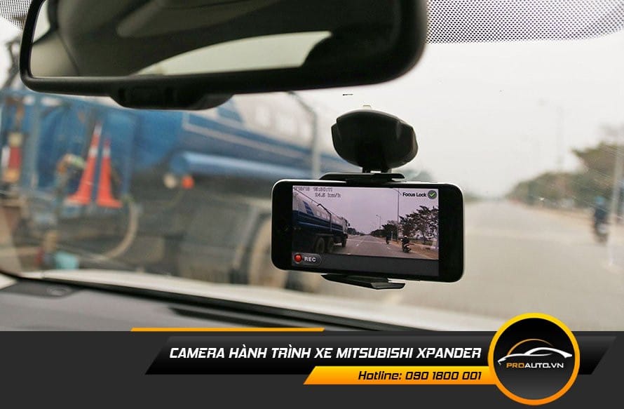 Camera hành trình xe Mitsubishi Xpander ghi lại mọi khoảnh khắc