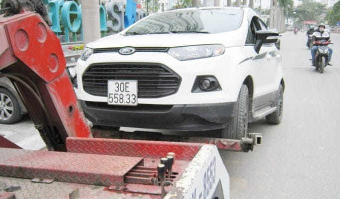 Cứu hộ giao thông Hà Nội đang hỗ trợ phương tiện gặp sự cố trên đường cao tốc