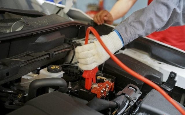 Kỹ thuật viên dịch vụ cứu hộ xe ô tô kiểm tra ắc quy ô tô tại chỗ