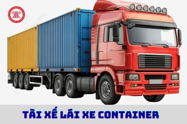 Tài xế xe đầu kéo đang kiểm tra kỹ thuật trước khi xuất phát