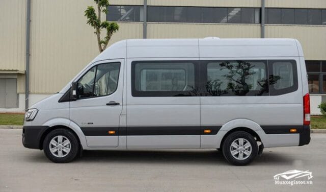 Thân xe Hyundai Solati 2022 với đường dập nổi và gương chiếu hậu tích hợp đèn báo rẽ