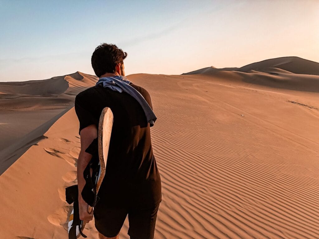 Trượt cát mạo hiểm trên cồn cát Huacachina, Peru