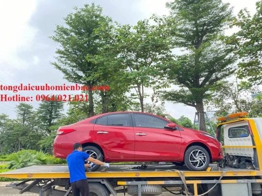 Xe chuyên dụng của dịch vụ cứu hộ xe ô tô thực hiện kéo xe gặp nạn trên đường