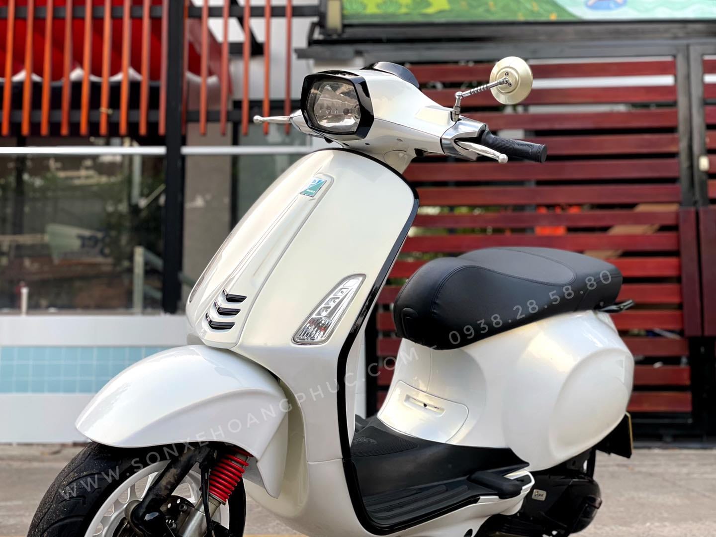 Xe ô tô màu trắng ngọc trai lấp lánh dưới ánh nắng